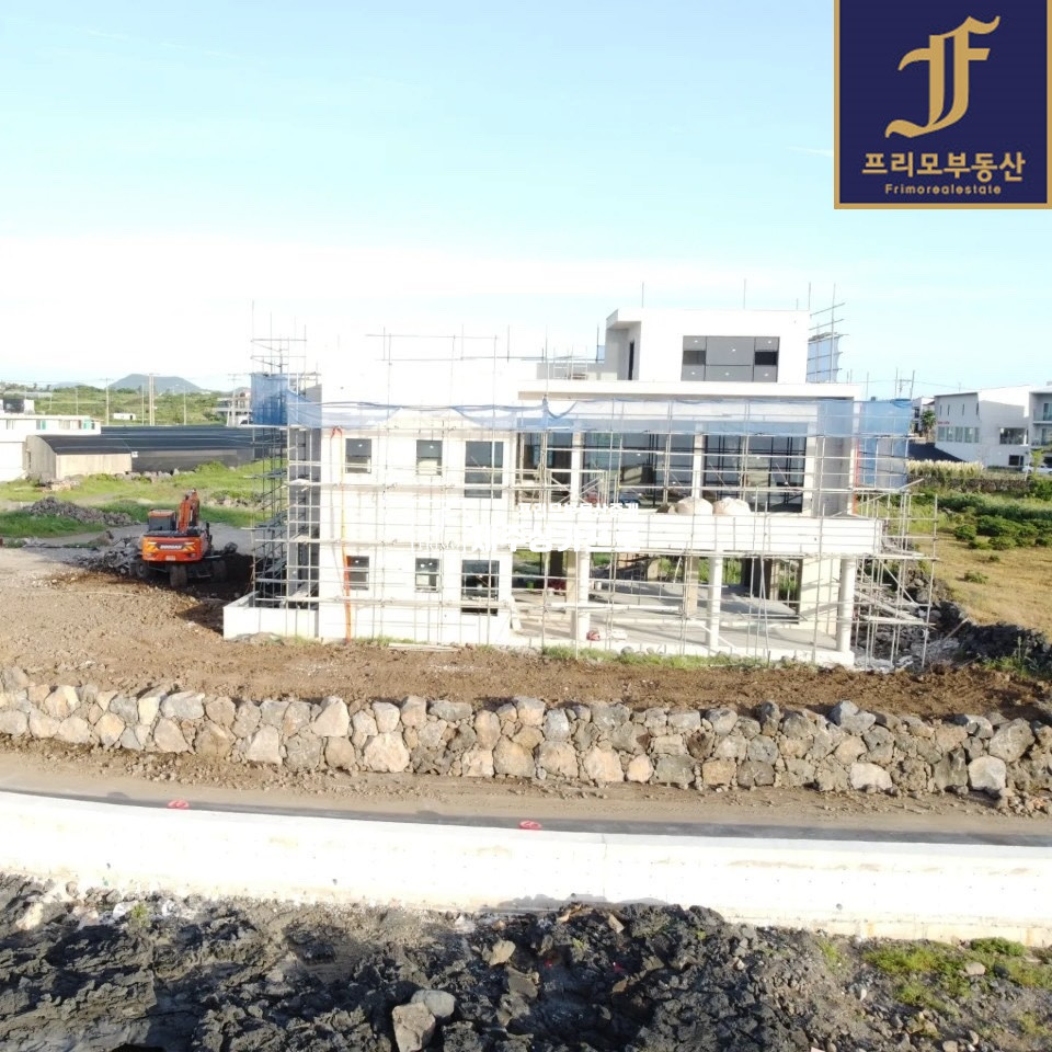 제주 제주시 한경면 금등리 무권리/제주시 한경면 금등리 판포포구인근 바다영구조망을 품고있는 주차편리한 2층 통상가임대/옥상 루프탑공간 이용가능 연세 매물번호 10359 사진 1