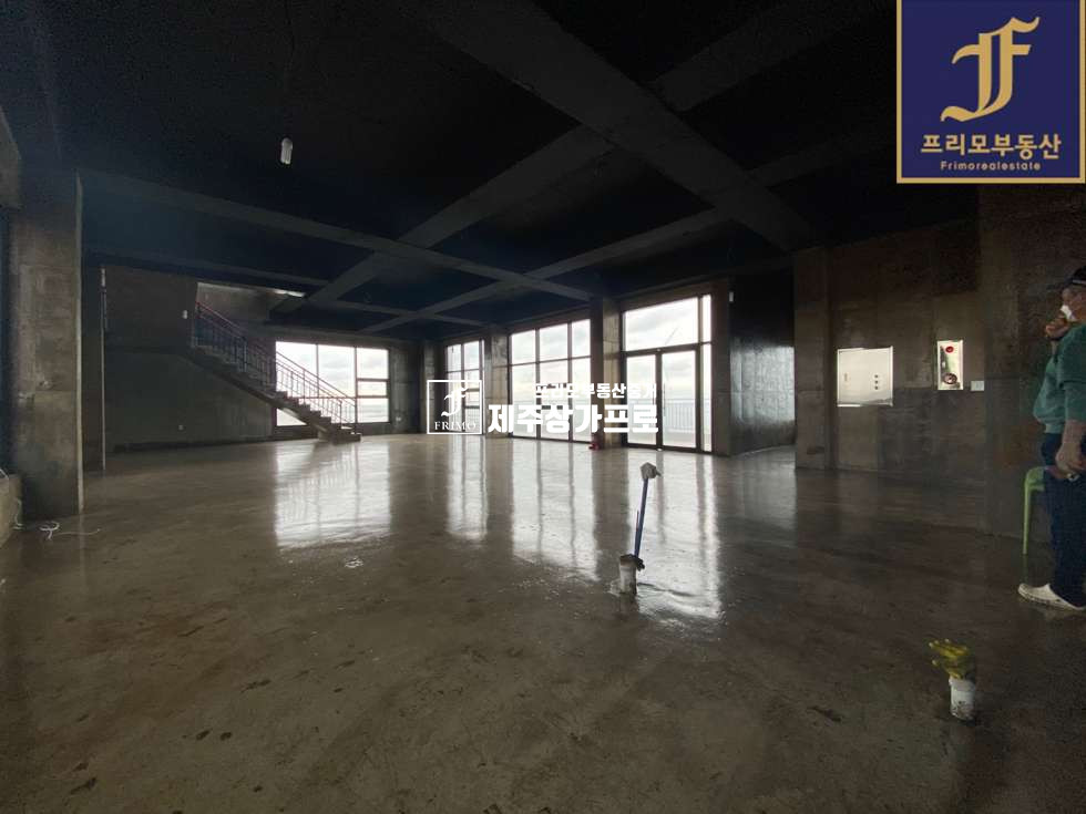 제주 제주시 한경면 금등리 무권리/제주시 한경면 금등리 판포포구인근 바다영구조망을 품고있는 주차편리한 2층 통상가임대/옥상 루프탑공간 이용가능 연세 매물번호 10359 사진 9