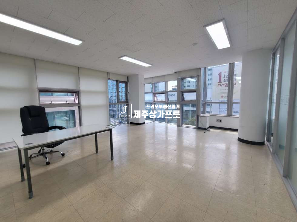 제주 제주시 노형동 남녕고 인근 /대로변/ 노출 최상,/평수대비 저렴한 사무실 임대 연세 매물번호 11714 사진 2