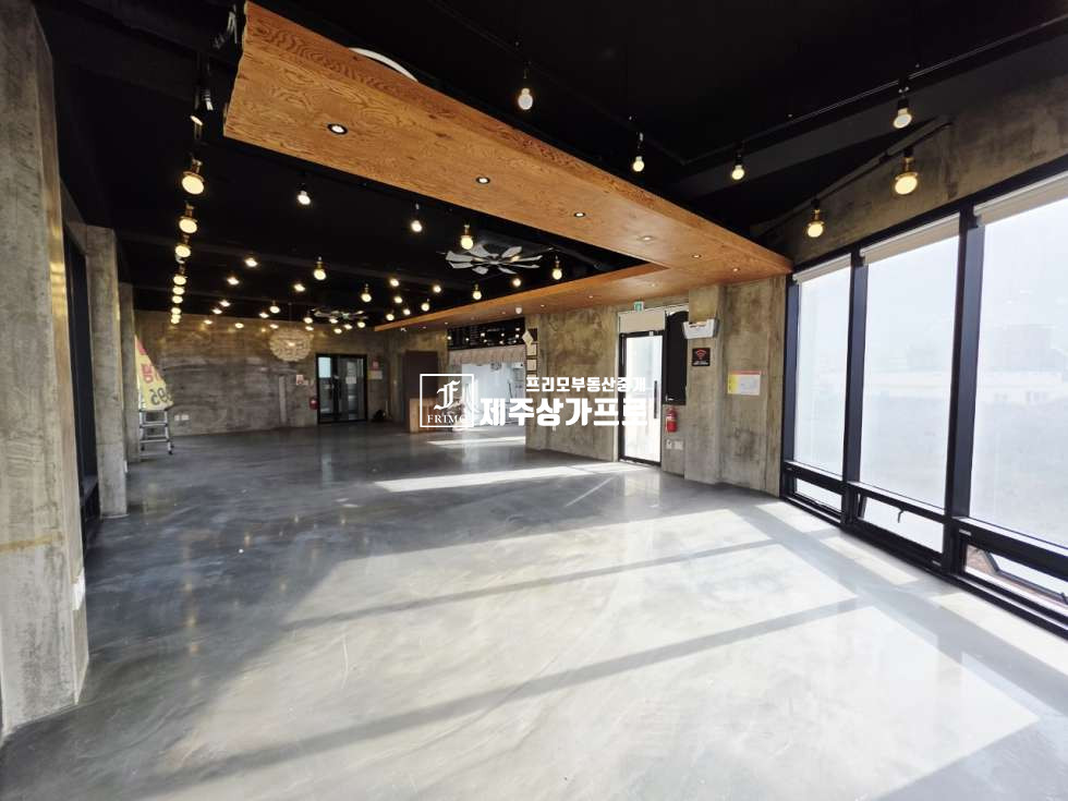 제주 제주시 조천읍 함덕리 ★함덕 조함해안로/바다뷰에/주차편리한/39평/내부 디저트, 카페 안성맞춤/상가임대★ 연세 매물번호 15186 사진 2
