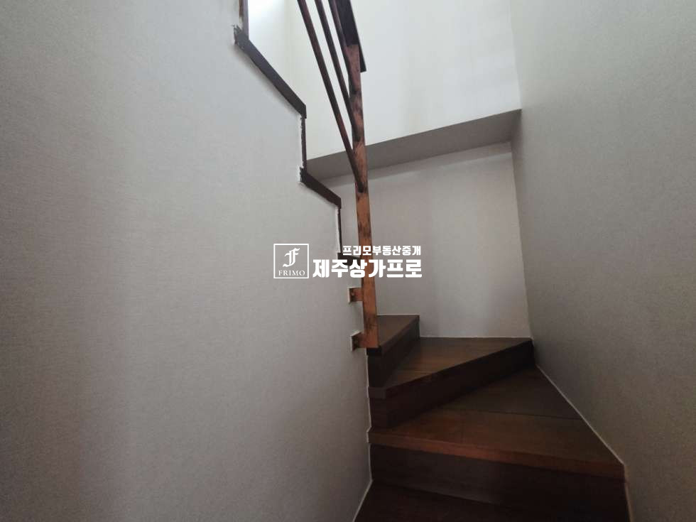 제주 제주시 노형동 ★노형성당, 백록초인근/3세대 거주가능한/실평수 66평/복층형/6룸/년세 임대★ 연세 매물번호 15455 사진 16