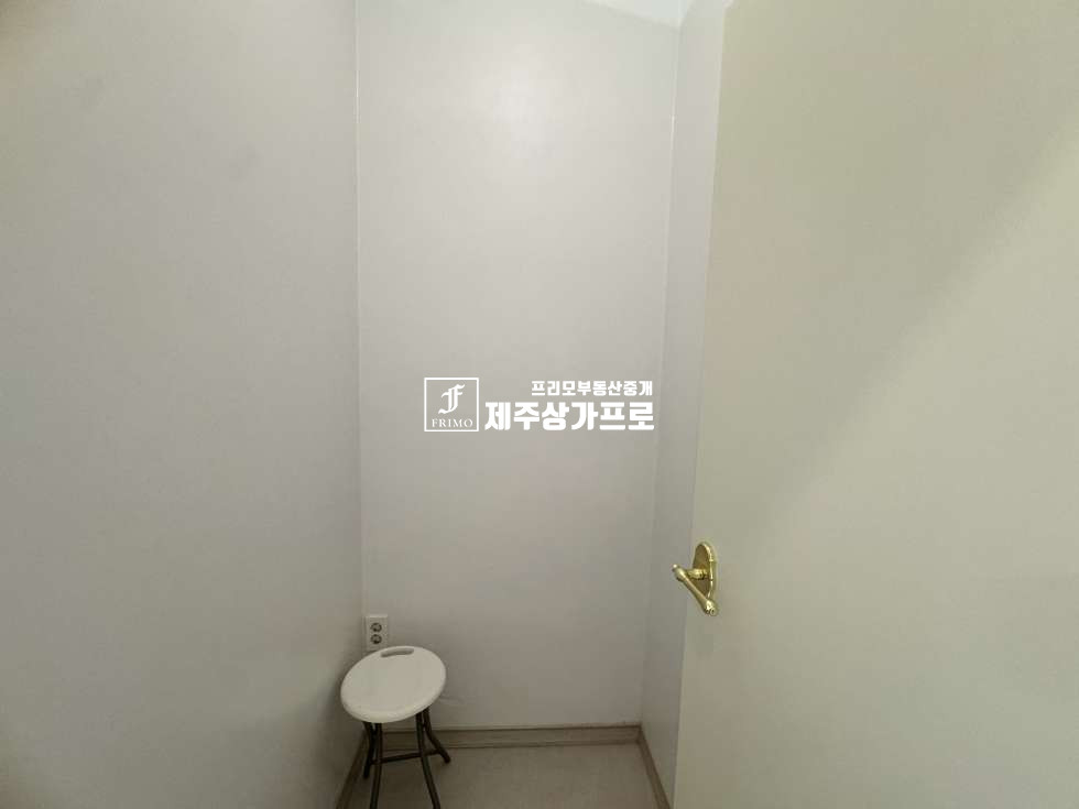 제주 제주시 외도일동 제주시 외도일동 대도로변 코너자리 2층상가/엘베o/주차편리/내부컨디션최상/남녀구분화장실/즉시입주가능 연세 매물번호 15514 사진 8