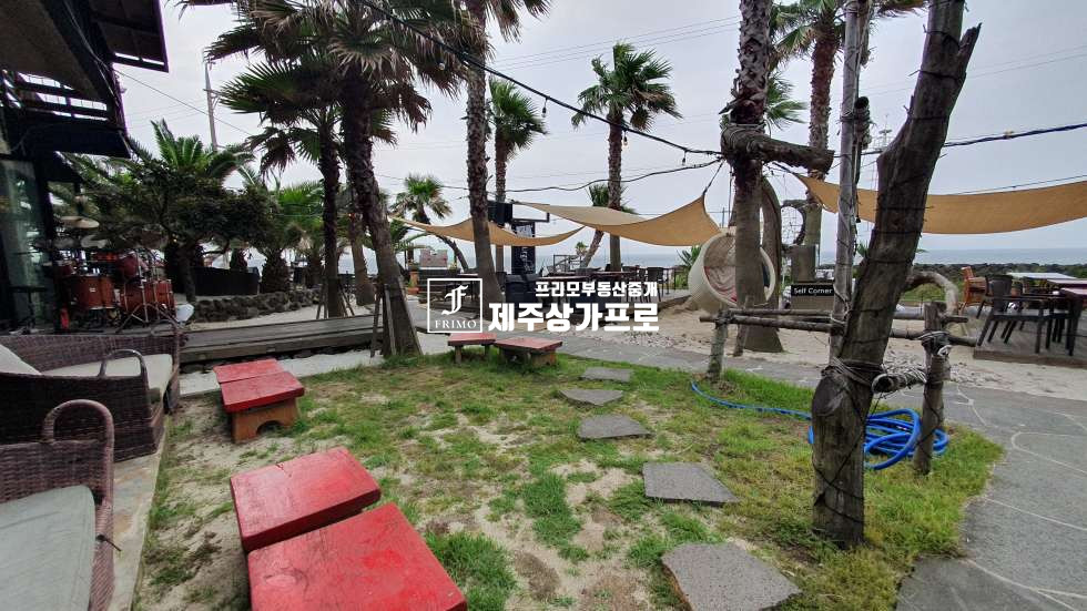 제주 제주시 애월읍 고내리 애월해안도로/1층 야자수 운치있는 휴양지 느낌의 카페+2층 잘 구획된 사무실 /통임대 연세 매물번호 12977 사진 2