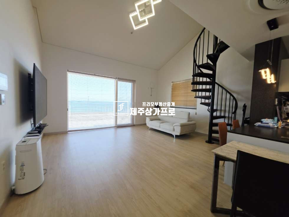 제주 제주시 구좌읍 행원리 574 제113동 ★구좌,행원/해맞이해안로 대로변/풀옵션/액자같은 푸른 바다뷰/29평/통유리/복층형 쓰리룸 임대★ 연세 매물번호 15901 사진 2